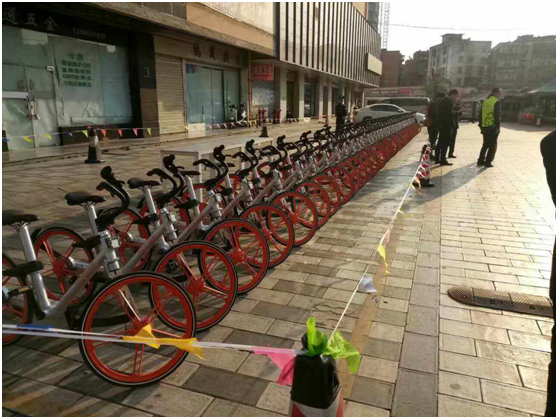 上午11点，云南NG大舞台投资集团有限公司、云纺商业区、昆明悦动文化传播有限公司、云南北瑞兔司机新能源汽车科技有限公司、moblke摩拜单车许多商户踊跃参加，由150余名志愿者组成的队伍开始了浩浩荡荡的4公里公益徒步，目的是鼓励大家使用零污染的交通工具，降低自然资源的耗损，同时也是为了让市民能够熟知这样的出行方式，倡导绿色出行。
